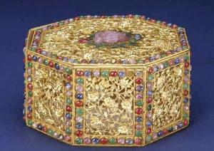 九成金雕花嵌石八角盒