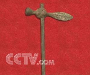 东周铜柄啄锤戈