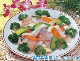 鲑鱼生鱼片沙拉