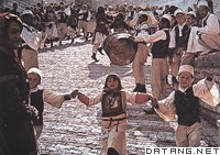 喜庆活动中载歌载舞的阿尔巴尼亚人