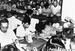 1948年国民党法币崩溃,天津市民在兑换金圆券