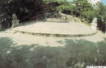 深圳蛇口赤湾镇的南宋少帝墓。南宋亡时陆秀夫负少帝投海