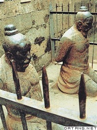 杭州岳坟前秦桧夫妇跪像