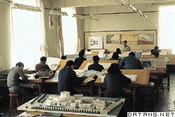 清华大学建筑系学生在进行毕业设计