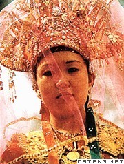 盛装的巴厘人少女