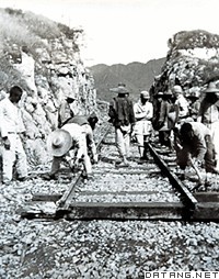 百团大战中八路军及民兵正在破坏铁路