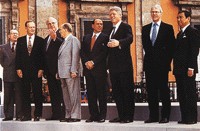 1994年7月西方七国首脑会议在那不勒斯召开，图为会前七国首脑与欧共体委员会主席合影
