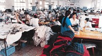 中国北京郊区的一家乡镇企业的生产车间