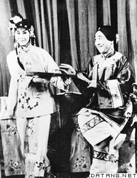 尹羲在《拾玉镯》中饰孙玉姣,刘万春饰刘媒婆