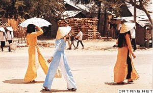街头上的越人妇女