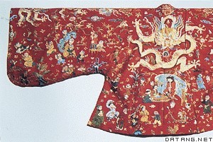 刺绣百子衣（北京明定陵出土）