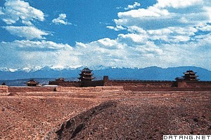 嘉峪关远眺