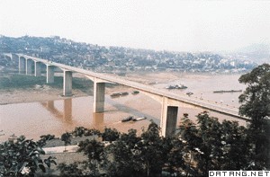 重庆长江大桥：T形刚构公路桥