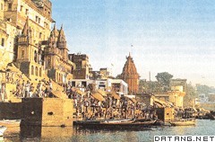 恒河沿岸的瓦拉纳西市风光